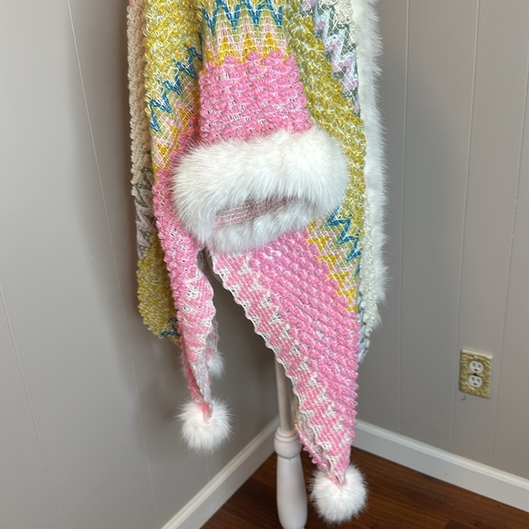 NWOT Snow Bunny Bohemian Faux Fur Trim Poncho - Picture 10 of 12